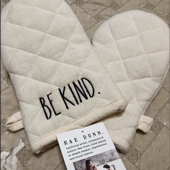 Rae Dunn “Be Kind Mini oven mitts - Picture 4 of 6